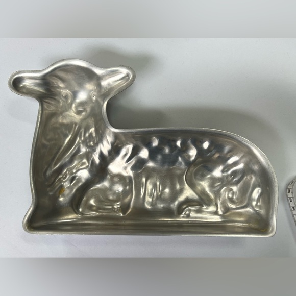 Vintage Aluminum Easter Lamb Sheep  - 2 Piece Cake/Baking Mold Pan - Picture 7 of 7